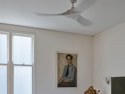 極簡臥室，展現織品與一盆盆栽