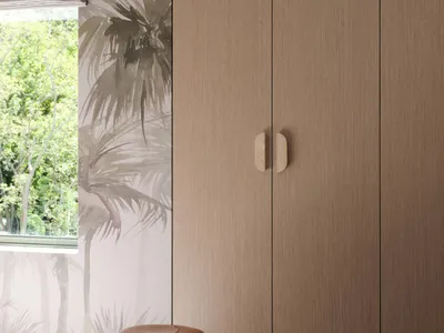 現代臥室內擺放木質櫃體，搭配棕櫚樹壁紙與棕色陶製矮凳。