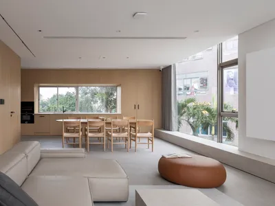 現代客廳、餐廳與廚房，採用木質材料與簡潔線條。