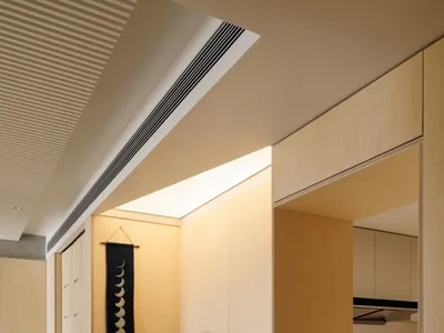 簡約住宅廚房內部，木質櫥櫃搭配小型庭園區域。