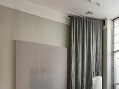簡約臥室內擺放一張舒適沙發，搭配蓬鬆抱枕