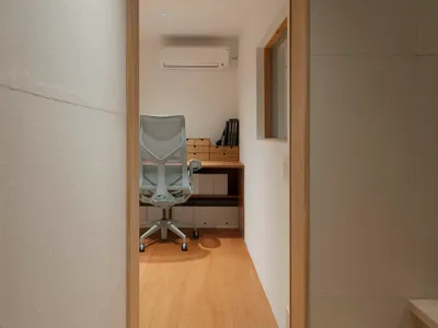 現代辦公空間，搭配淺木家具與混凝土牆面。