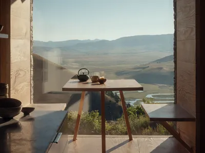 簡約風格的廚房，窗外可見壯麗的山景。