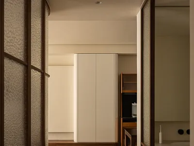 現代簡約臥室，搭配淺色木地板、黃銅點綴與白色櫃體。