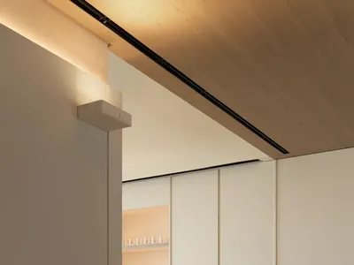 一間採用混凝土檯面與極簡設計的現代廚房。