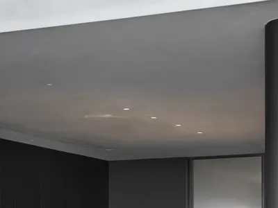 現代餐廳設有大理石餐檯，搭配深色木椅與極簡設計。