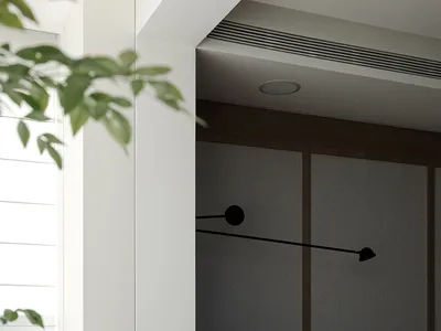 現代工業風居家辦公室，配有長型木質書桌、黑色燈具與綠色植栽。