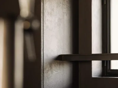 極簡風格的廚房，搭配灰色石材檯面