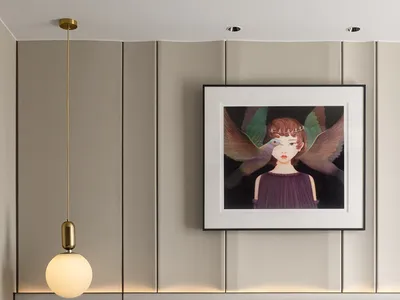現代臥室以粉紅絲絨床品為主，搭配白粉色枕頭、現代吊燈及牆上藝術作品