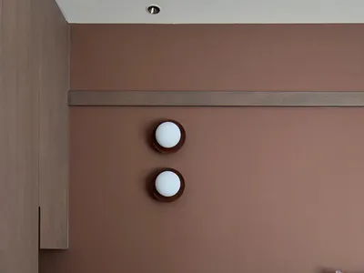 現代臥室搭配壁燈與木質家具