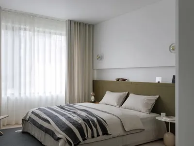 Minimalist bedroom with light and neutral tones and furniture
