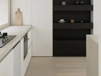 現代廚房以白牆與木質層架為特色，層架上展示著餐具。