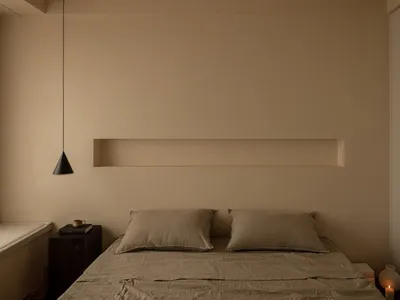 簡約臥室，混凝土牆面搭配木質床架。