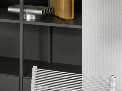 一張現代風格的白色書桌，搭配金屬框架，適合居家辦公使用。