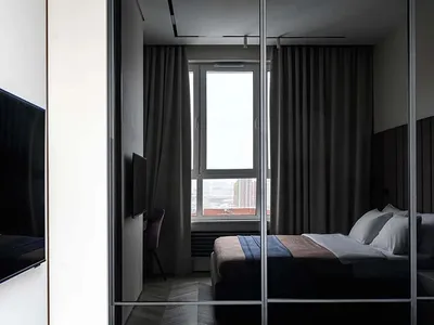 現代臥室，搭配木質地板與金屬床頭板。