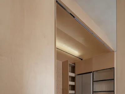 簡約住宅室內，搭配溫暖實木地板與開放式客廳空間。