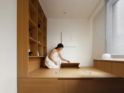 現代辦公室環境，搭配木質家具與地板。