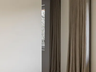 簡約臥室搭配質感亞麻窗簾，展現寧靜且時尚的臥室設計。