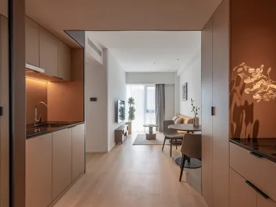 現代簡約住宅廚房，搭配水磨石檯面與溫暖燈光，展現當代設計特色。