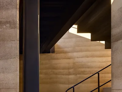 建築空間中帶有工業燈光的混凝土樓梯。