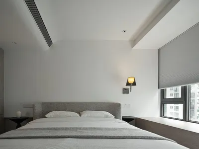 極簡臥室，配有質感布料床鋪、木質床頭板及玻璃窗