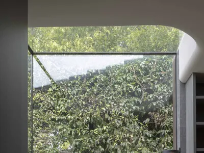 現代廚房設有玻璃窗，窗外可見茂密綠意。