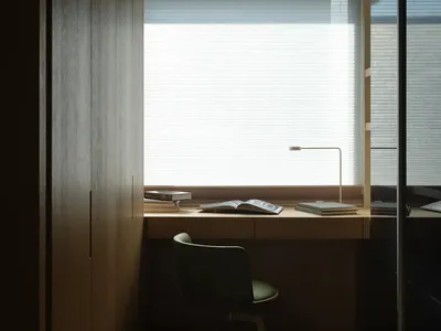 簡約辦公空間搭配窗景、木質書桌與簡潔設計元素。