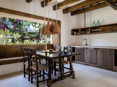 現代工業風廚房餐廳，採用木質與混凝土材質，搭配木製餐桌與木椅