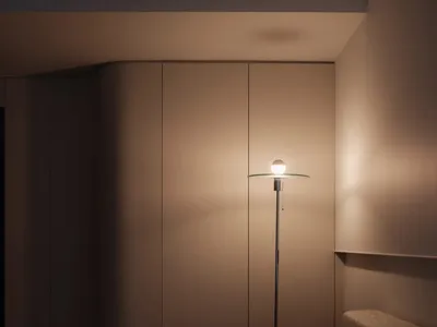 簡約臥室內擺放玻璃夜燈落地燈，以及一張床頭櫃上放著玩具兔子。
