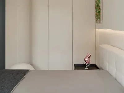 簡約臥室內擺放白色家具與大型窗戶，床鋪搭配白色床頭板。