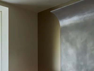 現代臥室，呈現質感牆面與極簡家具