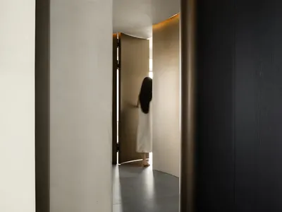 一間採用極簡設計原則的現代臥室，融合木質與混凝土材質。