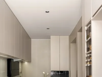 現代極簡風格的廚房，配有混凝土檯面與櫥櫃，搭配俐落家電，呈現乾淨無雜物的設計
