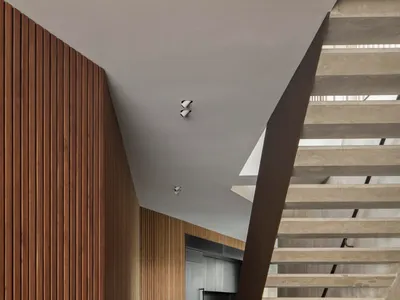 現代廚房室內空間，搭配清水模牆面與極簡設計。