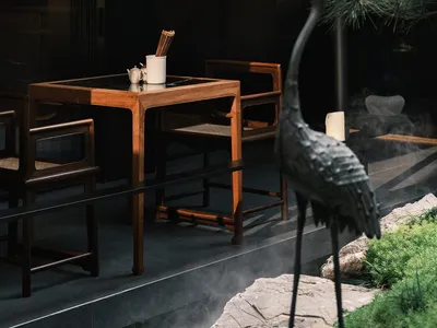 簡約餐廳室內擺設木質家具與綠意植栽。