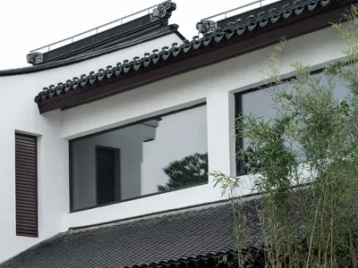 古典店面搭配黑色木框與玻璃門。