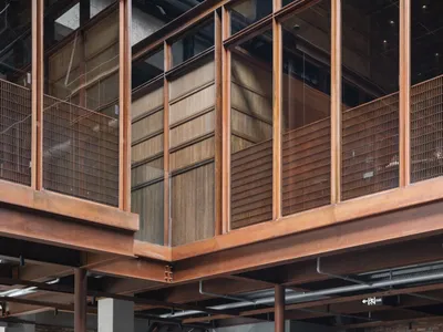 現代工業風餐廳室內，採用木質與混凝土材質。