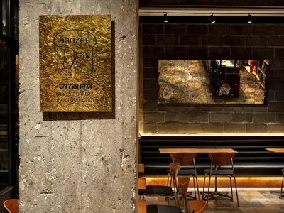 室內空間採用現代工業設計，特色為混凝土柱體搭配金屬牌匾，展示店名