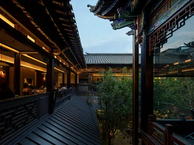 一張中式餐廳室內照片，展示木質裝飾與用餐中的客人。