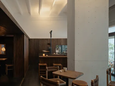 簡約風格餐廳室內，採用深色木板牆與木製家具。