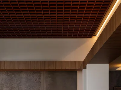 現代餐廳室內，展示木質餐桌、混凝土牆面與皮革座椅。
