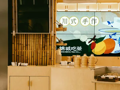 餐廳吧台區域，搭配竹牆與吧台設置。