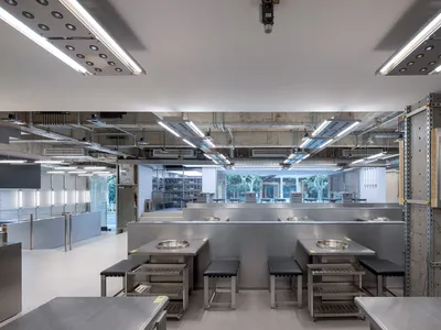 現代火鍋餐廳室內空間，搭配金屬吧台與高腳椅。
