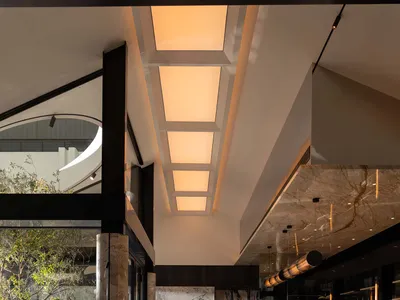 現代餐廳吧台室內，採用大理石材質與俐落設計。
