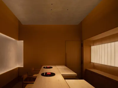 現代餐廳室內，木質牆面、座位與燈光。