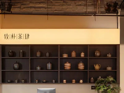 零售櫃台擺放各式陶瓷罐，搭配磚牆、木質層板與金屬桌。