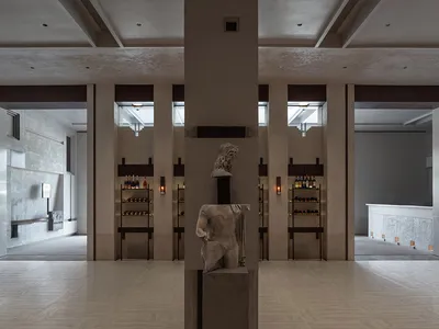 現代酒店大廳，採用混凝土與玻璃材質。