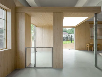 簡約餐廳室內景觀，木質牆面與地板