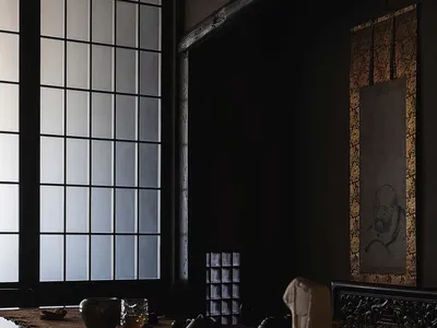 奢華客廳，陳設優雅木質家具。