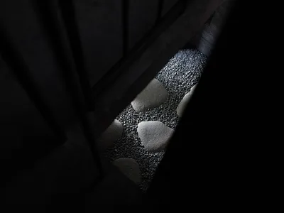特寫混凝土樓梯，嵌入碎石的紋理與圖案清晰可見